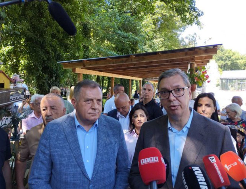 ШИПОВО, 3. АВГУСТА /СРНА/ - Предсједник Србије Александар Вучић рекао је да Бошњаци очекују љубав и поштовање од Срба, а не могу да изговоре ни назив Република Српска.