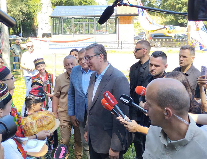 ШИПОВО, 3. АВГУСТА /СРНА/ - Бошњачки политичари у БиХ сада форсирају причу о наводном босанскохерцеговачком културном насљеђу, док им је ослабила прича о концепту један глас један човјек, и то након доласка Доналда Трампа за предсједника САД, изјавио је предсједник Милорад Додик.