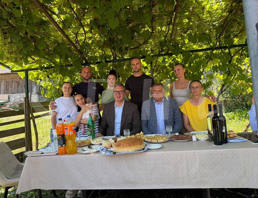 ШИПОВО, 3. АВГУСТА /СРНА/ - Предсједник Милорад Додик истакао је данас да је са предсједником Србије Александром Вучићем уживао у гостопримству које им је пружила породица Дарка Илића из Водица код Шипова, којој ће обезбиједити кућу и пут до ње.
