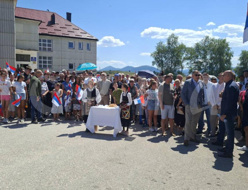 КУПРЕС, 3. АВГУСТА /СРНА/ - Влада Републике Српске финансираће 40 одсто пројекта изградње водовода у Купресу у Републици Српској, поручио је предсједник Милорад Додик.