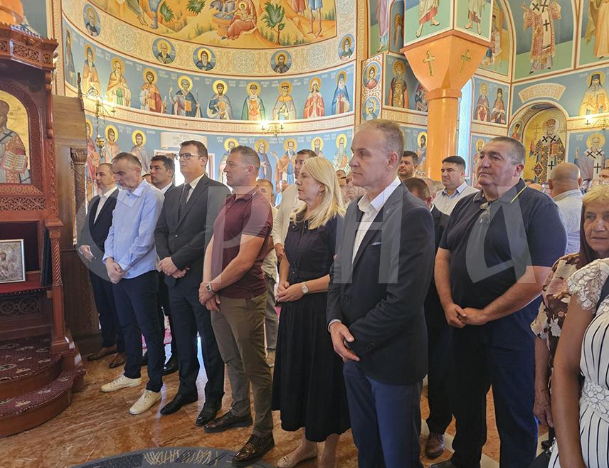 ИСТОЧНА ИЛИЏА, 4. АВГУСТА /СРНА/ - У Храму Светог свештеномученика Петра Дабробосанског у Војковићима у току је литургија након чега ће бити служен парастос за погинуле борце у оквиру манифестације "4. август – да се не заборави".