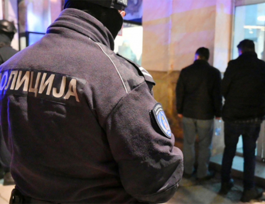 БЕОГРАД, 5. АВГУСТА /СРНА/ - У Београду су, по међународној потјерници Интерпола Њемачке, ухапшена два Сиријца, чланови међународне мреже која кријумчари људе на територију ЕУ, изјавио је министар унутрашњих послова Србије Ивица Дачић.
