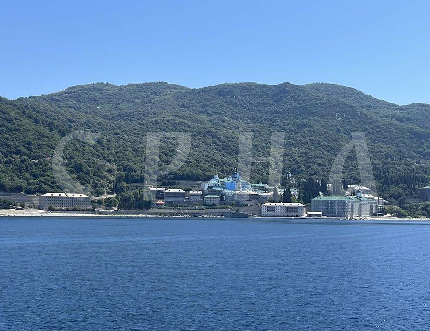 БАЊАЛУКА, 9. АВГУСТА /СРНА/ - Крстарење уз обалу Свете Горе из грчког мјеста Уранополис један је од ријетких начина да туристи, а посебно жене којима није дозвољен улазак у ову монашку државу изблиза виде дио једног од највећих православних духовних средишта.