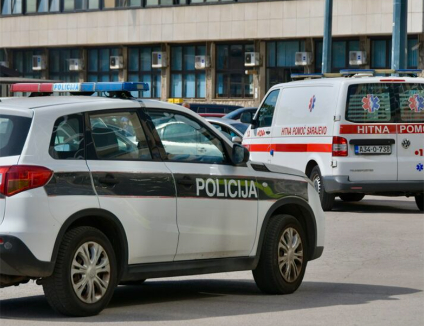 ТОМИСЛАВГРАД, 6. АВГУСТА /СРНА/ - Четири лица, међу којима је и дијете рођено прошле године, тешко су повријеђена у судару путничког возила и теретњака у мјесту Мокроноге код Tомиславграда.