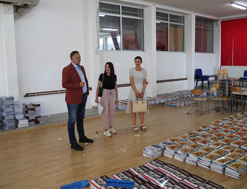 ДЕРВЕНТА, 6. АВГУСТА /СРНА/ – За ученике основних школа на подручју Дервенте за предстојећу школску годину обезбијеђено је 1.685 комплета бесплатних уџбеника, а Градска управа је за ову намјену из буџета издвојила 105.000 КМ, што је 30 одсто од укупне вриједности набавке, саопштено је из ове управе.