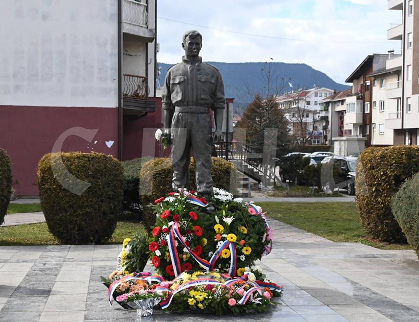 ПАЛЕ, 7. АВГУСТА /СРНА/ - На Палама ће данас, поводом 28 година од гнусног убиства команданта Специјалне јединице Војске Републике Српске /ВРС/ "Бели вукови" Срђана Кнежевића, бити положени вијенци и цвијеће код споменика овом легендарном команданту.