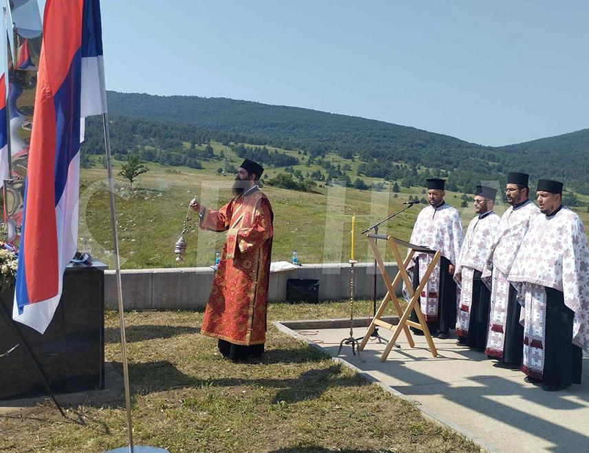БОСАНСКИ ПЕТРОВАЦ, 7. АВГУСТА /СРНА/ - Служењем парастоса код спомен-крста у мјесту Јањиле на Петровачкој цести почело је обиљежавање 31 године од страдања српских цивила у авио-нападу на избјегличку колону у погрому "Олуја" 7. августа 1995. године.