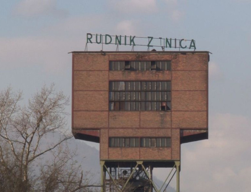 САРАЈЕВО, 7. АВГУСТА /СРНА/ - У јами Распоточје Рудника мрког угља "Зеница" и даље штрајкује 11 рудара јер им касне плате, а није уплаћено ни здравствено осигурање.