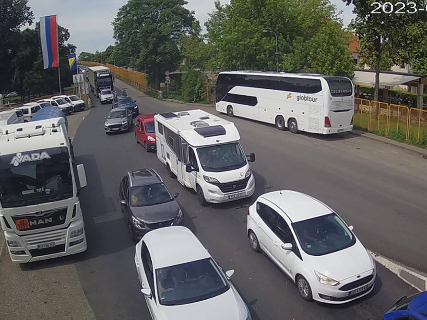 БАЊАЛУКА, 7. АВГУСТА /СРНА/ - Дуге су колоне возила на граничним прелазима са Црном Гором и Хрватском.
