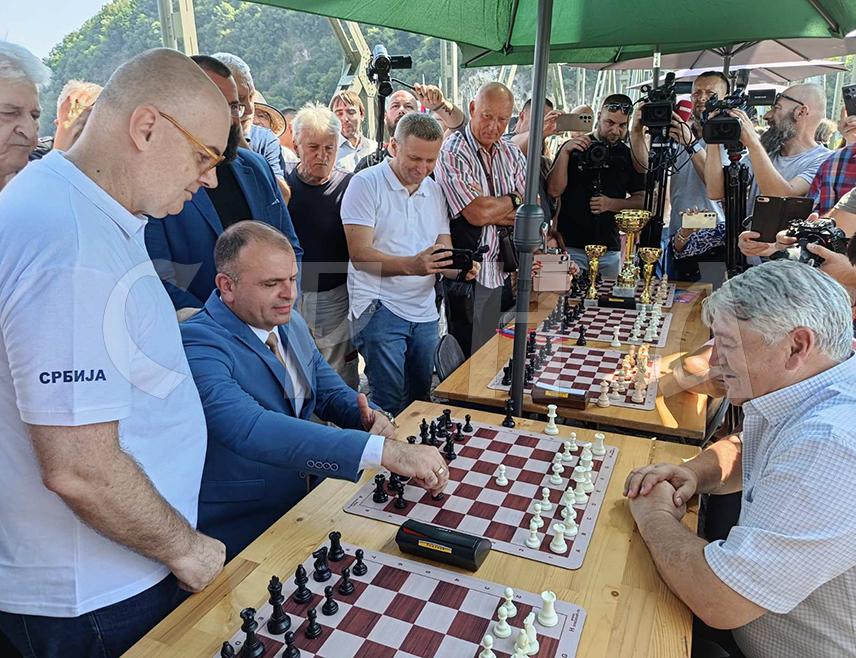 ЗВОРНИК/МАЛИ ЗВОРНИК, 7. АВГУСТА /СРНА/ - Градоначелник Зворника Бојан Ивановић и предсједник општине Мали Зворник Зоран Јевтић данас су се, у пратњи културно-умјетничких друштава и суграђана, срели на Мосту краља Александра Првог Карађорђевића који повезује ова два града и још једном поручено да Дрина није граница.