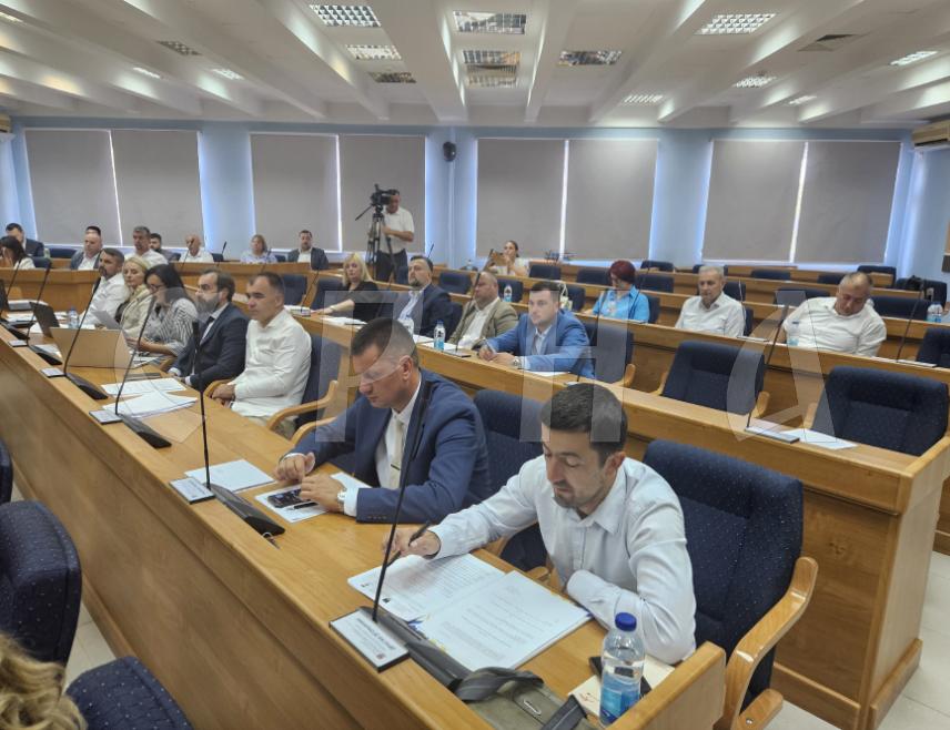 ПРИЈЕДОР, 7. АВГУСТА /СРНА/ - Одборници Скупштине града Приједора донијели су данас одлуку о преносу 500.000 КМ градском предузећу "Комуналне услуге", а ова средства је обезбиједила Влада Републике Српске.