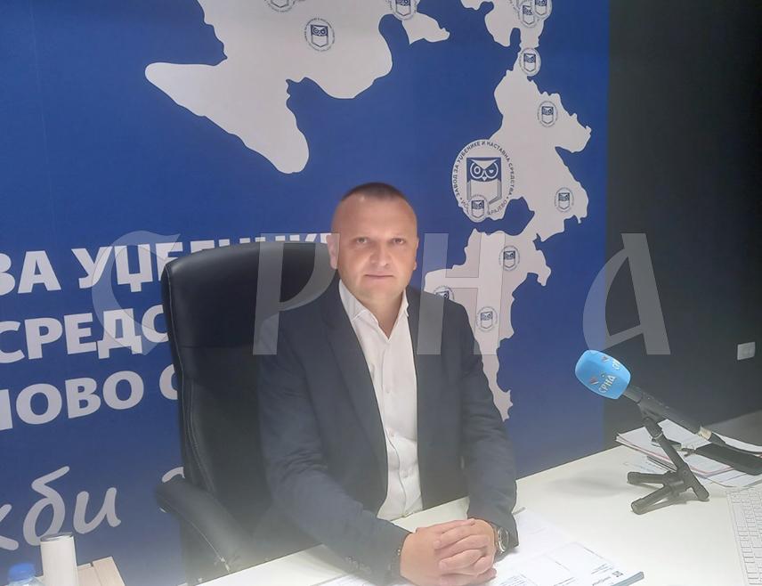 ИСТОЧНО САРАЈЕВО, 8. АВГУСТА /СРНА/ - Директор Завода за уџбенике и наставна средства Републике Српске Предраг Спасојевић рекао је Срни да је све спремно за нову школску годину, да је почела дистрибуција бесплатних уџбеника за све ученике основних школа у Српској, те да су у току припреме и штампање уџбеника за средње школе.