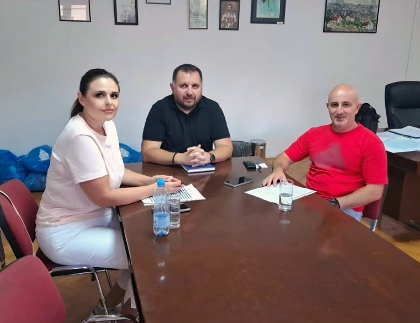ТРЕБИЊЕ, 8. АВГУСТА /СРНА/ - Помоћник министра за спорт Данијела Ћапин разговарала је данас са директором Дома ученика у Требињу Мишом Пешићем о унапређењу услова за боравак спортисте Републике Српске у том дому.