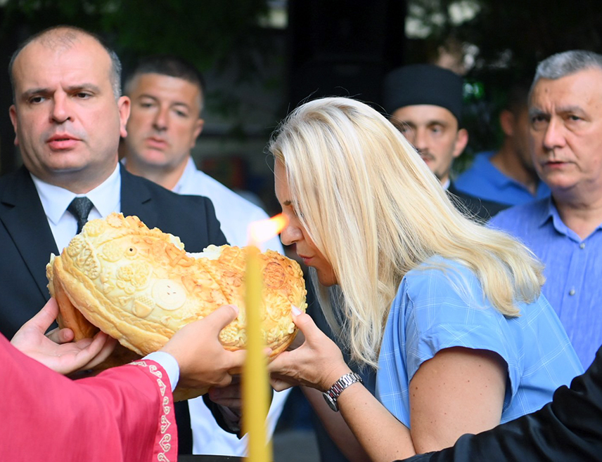 ЗВОРНИК, 8. АВГУСТА /СРНА/ - Српски члан Предсједништва БиХ Жељка Цвијановић која је данас присуствовала обиљежавању крсне славе града Зворника - Свете Петке Трнове, честитала је грађанима празник и истакла да је овај град данас у знаку вјере, традиције и заједништва.