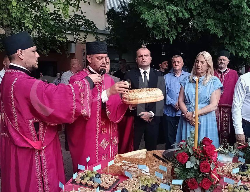 ЗВОРНИК, 8. АВГУСТА /СРНА/ - У Зворнику је поводом крсне славе града - Свете Петке Трнове након вечерње службе и литије градским улицама обављен и обред ломљења славског колача на платоу љетне позорнице испред Народне библиотке и музејске збирке у којем је учествовала и српски члан Предсједништва БиХ Жељка Цвијановић.