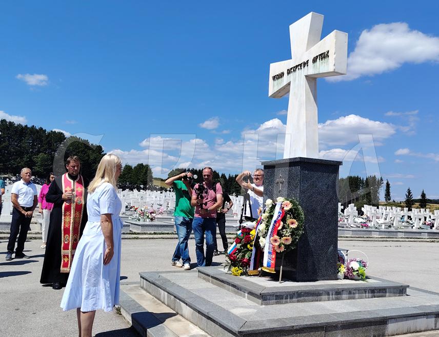 СОКОЛАЦ, 9. АВГУСТА /СРНА/ - На Српском војничком гробљу Нови Зејтинлик на Сокоцу данас је служен парастос и положени су вијенци у оквиру обиљежавања славе Савеза ратних војних инвалида /РВИ/ Републике Српске - Светог великомученика Пантелејмона, а вијенац је положила и српски члан Предсједништва БиХ Жељка Цвијановић.