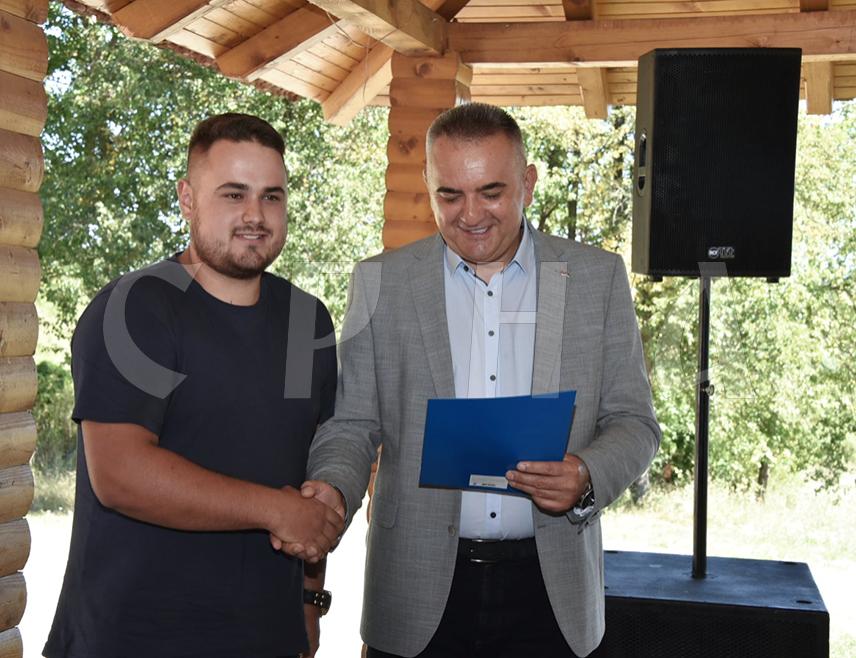 БАЊАЛУКА, 10. АВГУСТА /СРНА/ - Предсједник Владе Републике Српске Саво Минић додијелио је данас на Мањачи рјешења корисницима који су испунили услове и остварили право на подршку за набавку трактора "беларус".