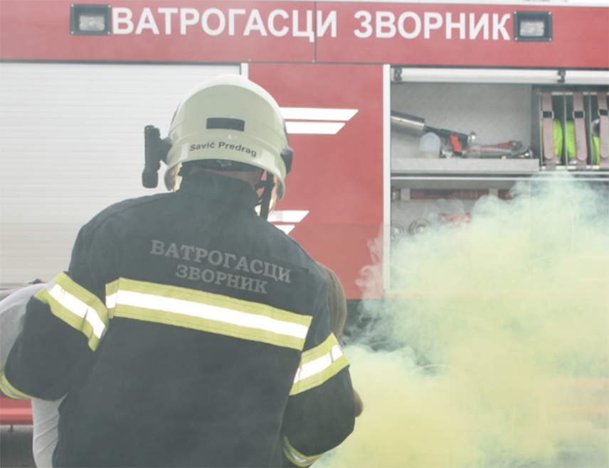 ЗВОРНИК, 10. АВГУСТА /СРНА/ - Трактор и 300 бала сијена су изгорјели, док су оштећени помоћни прикључци за трактор и кровна конструкција у пожару који је избио на помоћном објекту у зворничком насељу Доња Пилица, саопштено је данас из Полицијске управе Зворник.