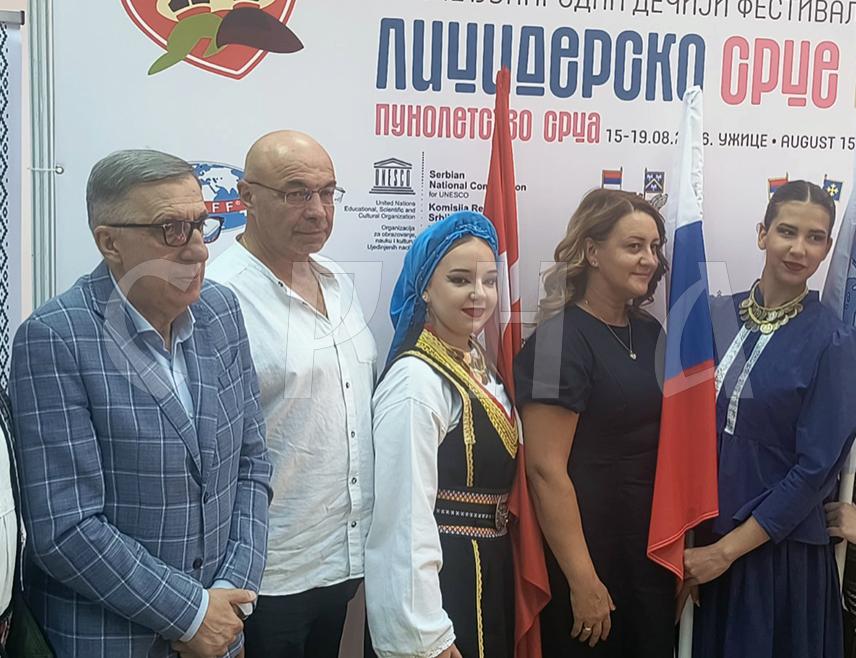 БЕОГРАД, 10. АВГУСТА /СРНА/ - Међународни дјечији фестивал фолклора "Лицидерско срце" важан је јер спаја Србију и Републику Српску, а уз то повезује српску дјецу са вршњацима који на манифестацију долазе из различитих земаља свијета, рекао је данас у Београду шеф Представништва Републике Српске у Србији Млађен Цицовић.