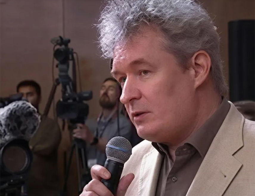 МОСКВА, 10. АВГУСТА /СРНА/ - Више од 3.000 људи потписало је петицију којом се позива на отпуштање новинара "Франкфуртер алгемајне цајтунга" Михаела Мартенса због његовог питања украјинском предсједнику Владимиру Зеленском о томе шта европске земље могу да ураде да помогну Украјини да "убије што више Руса", ​​показали су подаци са платформе "Чејнџ.орг".