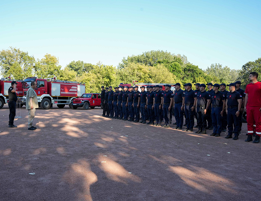 BELGRADE, AUGUST 10 /SRNA/ - Serbian Interior Minister Ivica Dačić welcomed members of the Emergency Situations Sector today at the Makiš Training Center following their return from France, where they had been deployed to fight major wildfires.