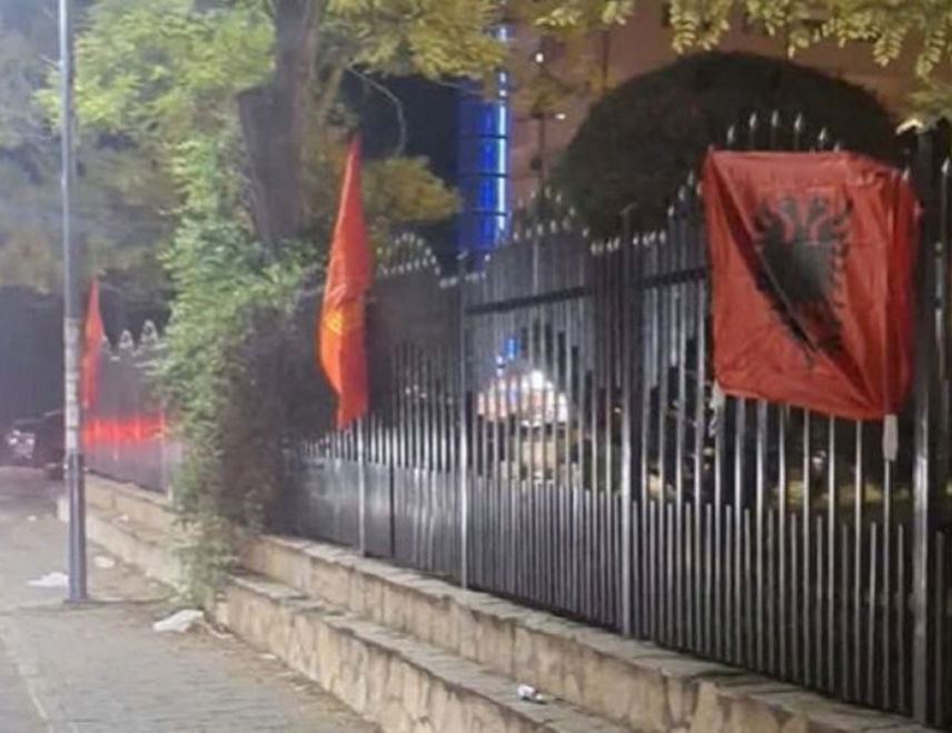 КОСОВСКА МИTРОВИЦА, 11. АВГУСТА /СРНА/ - На огради црквеног посједа у Липљану гдје се налазе Црква Светих Флора и Лавра и Црква Ваведења Богородице из 14. вијека синоћ су окачене заставе терористичке УЧК и застава Албаније, саопштила је Канцеларија за Косово и Метохију Владе Србије.