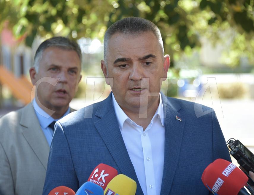 BANJA LUKA, AUGUST 11 /SRNA/ - Prime Minister of Republika Srpska Savo Minić stated today in Banja Luka that the family remains the focus of the Government of Republika Srpska, and that he is satisfied with the implementation of the decision to provide free textbooks for all primary school students in Republika Srpska.