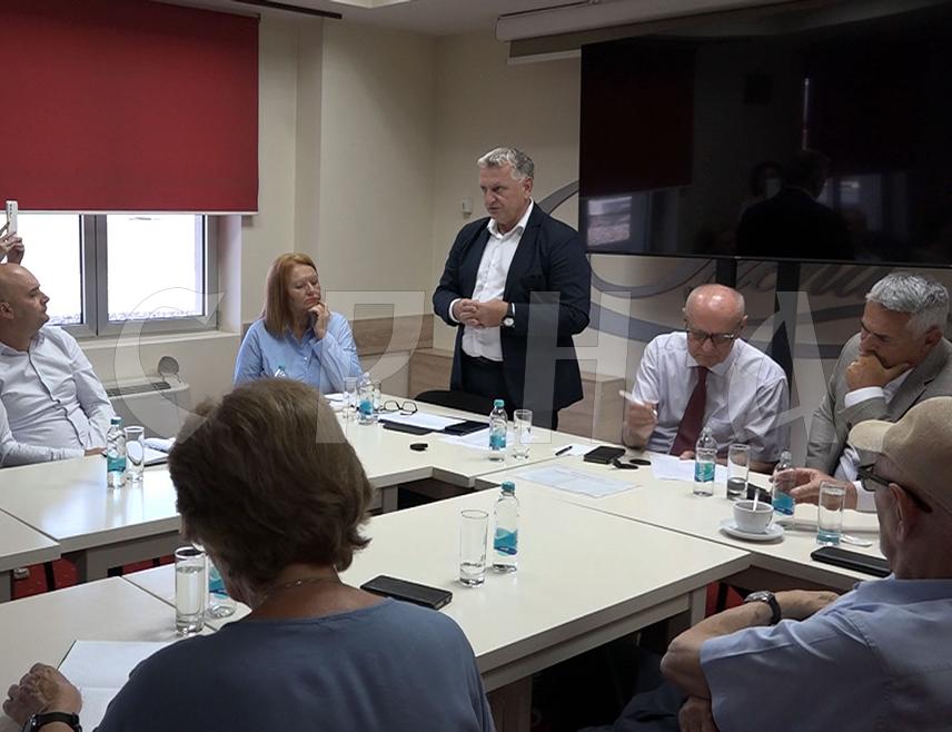 БРЧКО, 11. АВГУСTА /СРНА/ - Директор Фонда за пензијско инвалидско осигурање /ПИО/ Републике Српске Младен Милић најавио је данас у Брчком да је у припреми 15. ванредно усклађивање пензија од 3,55 одсто, што ће уз редовних 6,45 одсто са почетка године бити повећање од 10,23 одсто у овој години, као и исплату једнократне новчане помоћи Владе Српске у септембру.