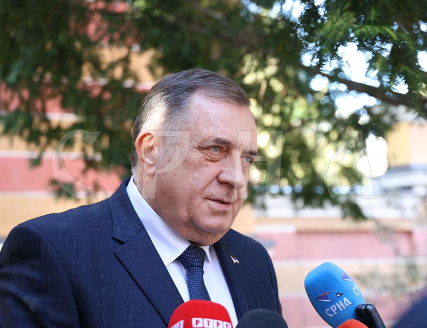 БАЊАЛУКА, 11. АВГУСТА /СРНА/ - Предсједник Милорад Додик истакао је данас да је најновија оцјена кредитног рејтинга - огромно признање да је Република Српска отишла два корака напријед и да је у сложеним условима прешла два степеника навише.