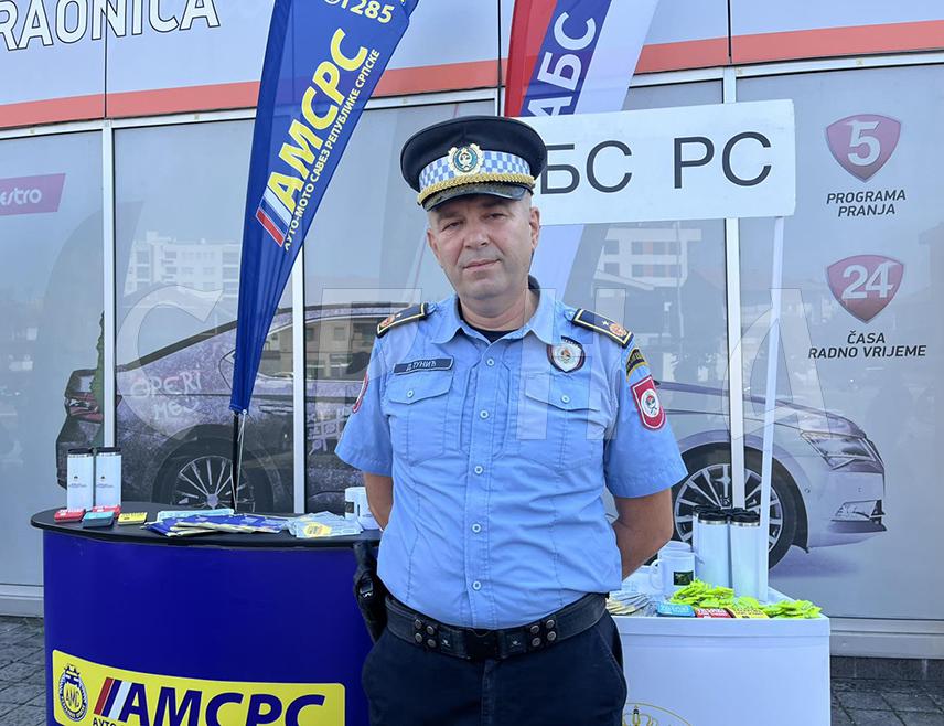 БАЊАЛУКА, 12. АВГУСТА /СРНА/ - Полицијски службеници Министарства унутрашњих послова /МУП/ Републике Српске издали су од почетка године 3.826 прекршајних налога возачима због коришћења мобилног телефона током вожње, рекао је главни инспектор Јединице полиције за безбједност саобраћаја МУП-а Српске Данко Тунић поводом почетка превентивне кампање "Или мобилни или волан".