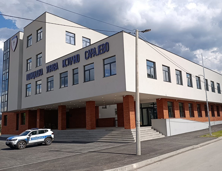 ИСТОЧНО САРАЈЕВО, 12. АВГУСТА /СРНА/ - Непознато лице је на породичном имању у Источном Стaром Граду запалило дрвени љетниковац у близини куће, те полиција ради на расвјетљавању овог догађаја и проналаску починиоца, саопштено је из Полицијске управе Источно Сарајево.