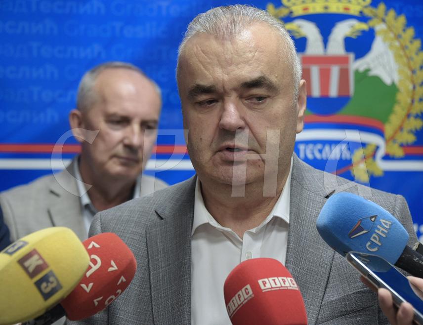 ТЕСЛИЋ, 12. АВГУСТА /СРНА/ - Министар саобраћаја и веза Републике Српске Зоран Стевановић рекао је да ће ускоро са руководством Теслића разговарати о пројектном рјешењу попречног повезивања града преко путног правца Масловаре-Очауша.