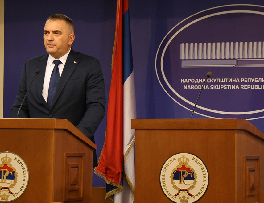 БАЊАЛУКА, 12. АВГУСТА /СРНА/ - Предсједник Владе Републике Српске Саво Минић истакао је да прати стање на пожариштима код Невесиња, да је у контакту са надлежним службама на терену које гасе неколико пожара, те да је најважније заштитити људе и имовину и да народ у Херцеговини буде сигуран.