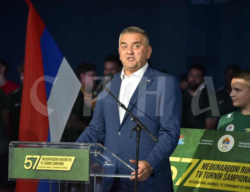 ДОБОЈ, 12. АВГУСТА /СРНА/ - Предсједник Владе Републике Српске Саво Минић, који је вечерас у Добоју свечано отворио 57. Међународни рукометни ТВ турнир шампиона, изразио је понос због традиције која траје готово шест деценија.