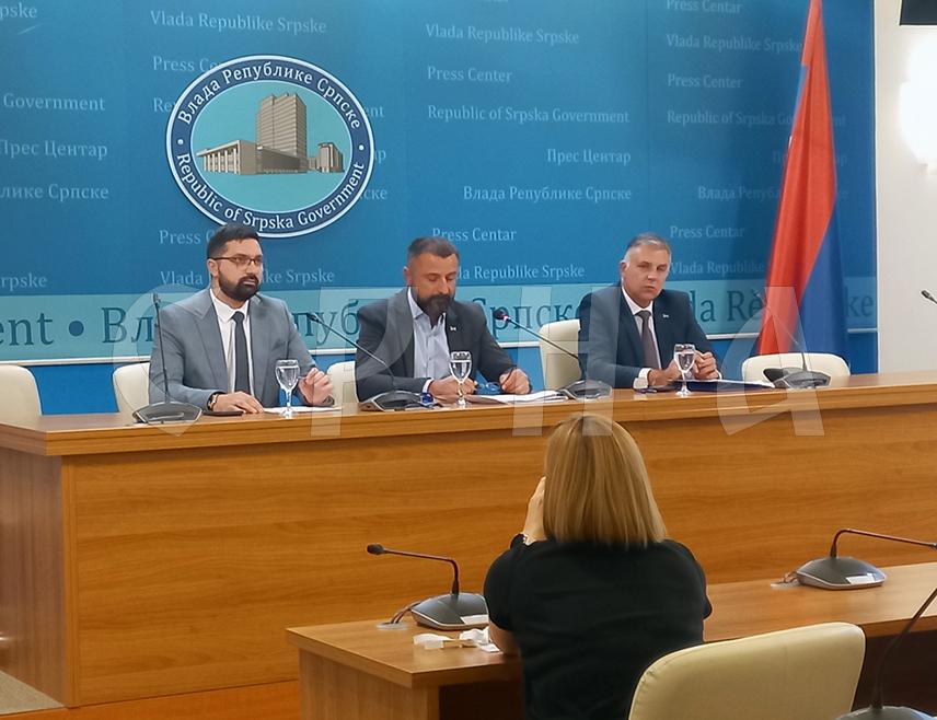 БАЊАЛУКА, 13. АВГУСТА /СРНА/ - Влада Републике Српске дала је препоруку послодавцима да током периода високе температуре ваздуха уведу превентивне мјере за заштиту здравља радника, рекао је помоћник министра за социјалну, породичну и дјечију заштиту Владимир Макарић.
