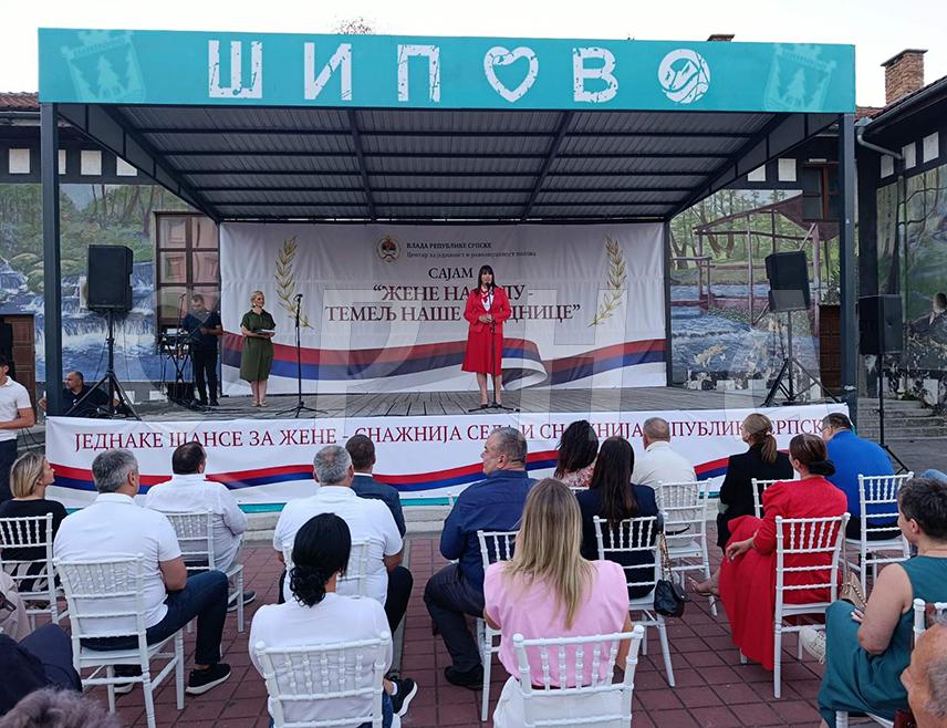 ШИПОВО, 13. АВГУСТА /СРНА/ - У Шипову је вечерас одржан Сајам "Жене на селу - темељ наше заједнице", у организацији Центра Владе Републике Српске за једнакост и равноправност полова и уз подршку премијера Српске Саве Минића, а окупио је више од 30 излагача из ове и сусједних општина и градова.