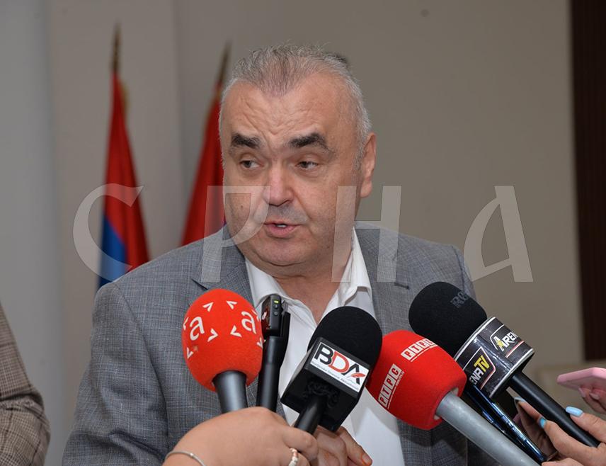 БИЈЕЉИНА, 14. АВГУСТА /СРНА/ - Министар саобраћаја и веза Републике Српске Зоран Стевановић рекао је да данашња посјета премијера Српске Саве Минића Семберији показује колико су Влада и премијер оперативни на терену.
