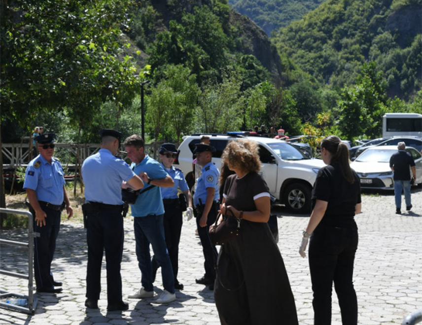 БЕОГРАД, 14. АВГУСТА /СРНА/ - Полиција самопроглашеног Косова претресала је данас куће и друге објекте у власништву Срба у селу Стрмац код Зубиног Потока, те привела шест лица.