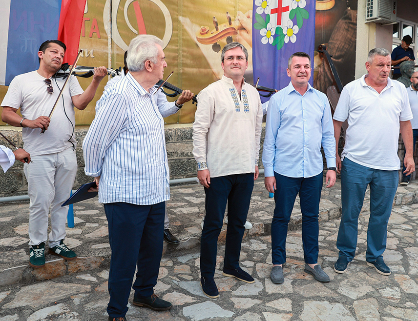 ПРАЊАНИ, 15. АВГУСТА /СРНА/ - Министар културе Србије Никола Селаковић је подизањем саборске заставе на обронцима Сувобора свечано отворио осми Сабор виолиниста у Прањанима.