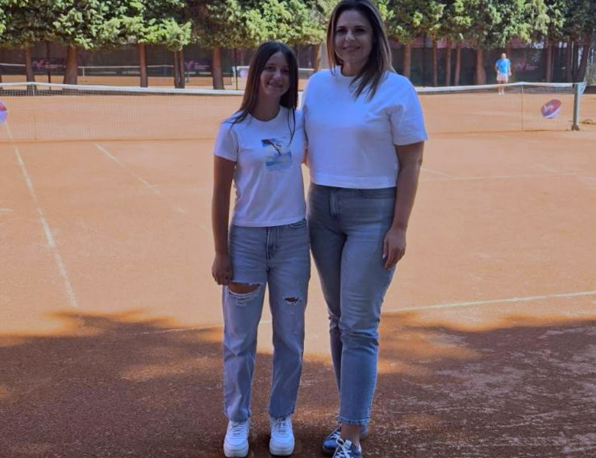 BANJA LUKA, AUGUST 16 /SRNA/ – The Ministry of Family, Youth and Sports will continue to support young athletes and their clubs, as investing in sport is not only about investing in results, but also in a healthy, active and successful generation that represents Republika Srpska, Assistant Minister for Sports Danijela Ćapin said during today’s visit to young tennis player Sara Tripić of Doboj Tennis Club, who has achieved outstanding results this year.
