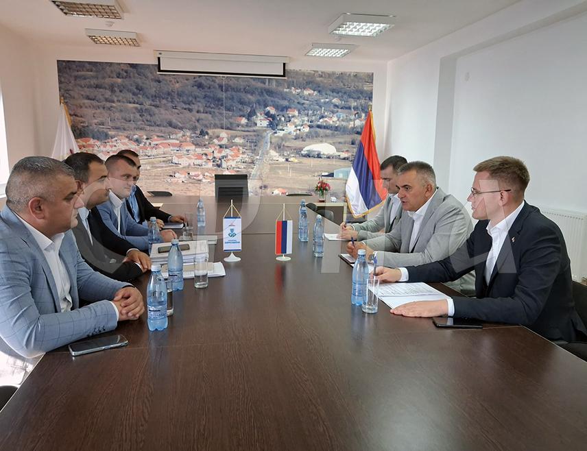 БЕРКОВИЋИ, 16. АВГУСТА /СРНА/ - Влада Републике Српске одобрила је 800.000 КМ за реконструкцију фискултурне сале у Берковићима, док је Фонд солидарности одобрио 150.000 КМ за надокнаду штете пољопривредницима из те општине, речено је данас након састанка у овој локалној заједници премијера Српске Саве Минића са руководством општине.