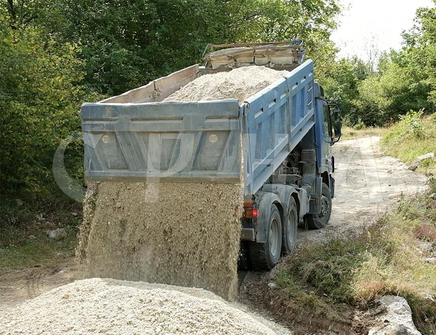 ШИПОВО, 18. АВГУСТА /СРНА/ - Пут до куће Дарка Илића у селу Водице у општини Шипово ускоро ће бити асфалтиран након што је то овој вишечланој породици обећао предсједник Србије Александар Вучић приликом недавне посјете.