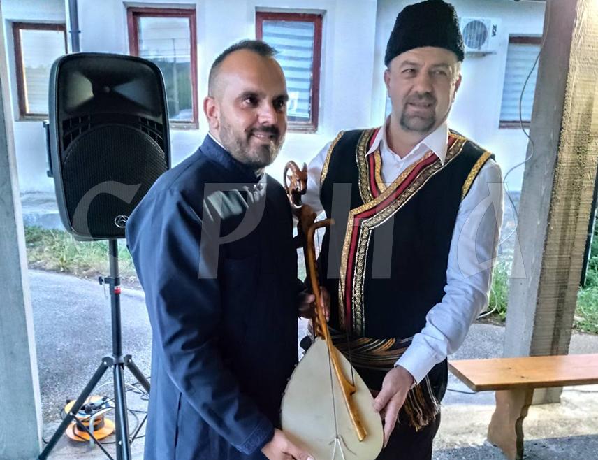 БРАТУНАЦ, 19. АВГУСТА /СРНА/ - "Вече гусала и епске поезије" одржано је у порти Цркве Светих апостола Петра и Павла у Кравици код Братунца гдје су се окупили бројни љубитељи овог древног српског инструмента.