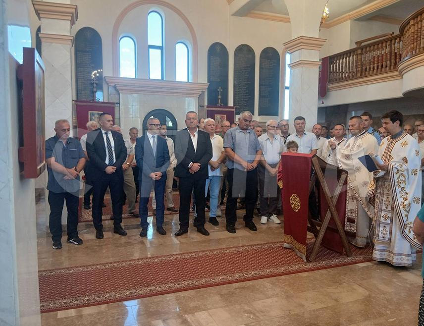 ПРЊАВОР, 19. АВГУСТА /СРНА/ - У Спомен-храму на Вучијаку код Прњавора данас је, поводом крсне славе града – Преображења Господњег и Дана Прве прњаворске лаке пјешадијске бригаде, служен парастос за 626 погинулих бораца Војске Републике Српске.