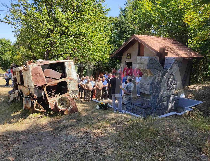ЛОПАРЕ/МАЈЕВИЦА, 19. АВГУСTА /СРНА/ - Код спомен-обиљежја на локацији Грабик на Мајевици данас је служен парастос за 56 бораца Војске Републике Српске, а посебно је указано на некажњени ратни злочин над четири војника који су живи спаљени у санитетском возилу.