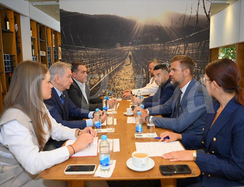 TREBINJE, AUGUST 19 /SRNA/ - Republika Srpska Trade and Tourism Minister Ned Puhovac spoke today with Mladen Filipović, head of the Republika Srpska Representative Office in Vienna, and Rodoljub Savić, director of Krajiška Kuća /Krajina House/ and Hercegovačka Kuća /Herzegovina House/ in Vienna, about opportunities to expand the placement of domestic products and intensify the promotion of Republika Srpska's tourism offer on the Austrian market.