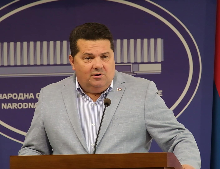 BANJA LUKA, AUGUST 19 /SRNA/ - Speaker of the Republika Srpska National Assembly Nenad Stevandić said that the Assembly leadership was ready to schedule a special session at which a new law on the Republika Srpska Government, proposed by Prime Minister Savo Minić, would be considered.