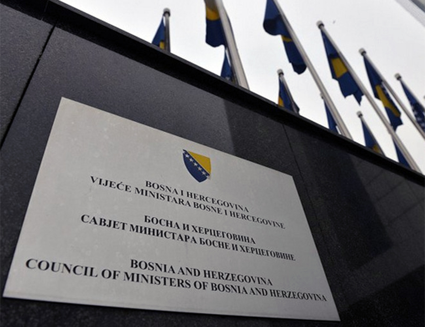 САРАЈЕВО, 19. АВГУСТА /СРНА/ - Савјет министара није на данашњој сједници донио одлуку о привременом затварању граничног прелаза за међународни промет путника и робе Градишка–Стара Градишка, а за њено усвајање у другом кругу гласања била су четири гласа, док је пет било против.