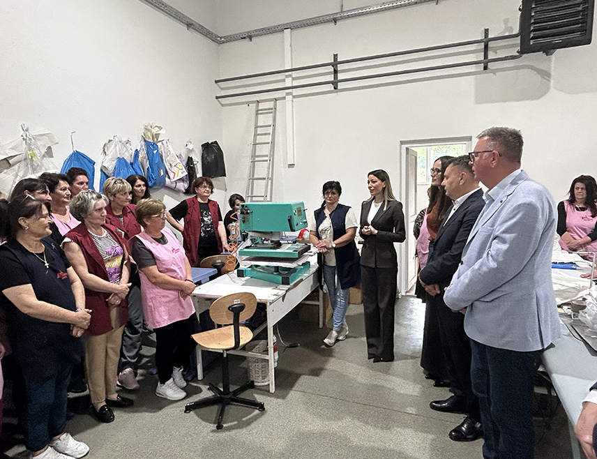 ДРВАР, 20. АВГУСТА /СРНА/ - Србија наставља конкретну развојну подршку општини Дрвар, што доказује и најављена испорука опреме за погон "Јумка" у овом мјесту, изјавила је начелник општине Душица Рунић.