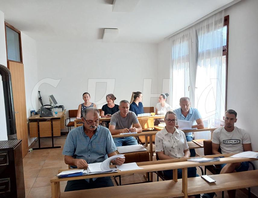 КРУПА НА УНИ, 20. АВГУСТА /СРНА/ - Скупштина општине Крупа на Уни прихватила је данас извјештај о стању у буџету, а најављено је ди да се у наредних седам дана може очекивати исплата јунске плате запосленика у Општинској управи и социјалних давања за јул.